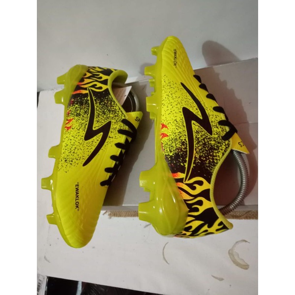 Sepatu Bola SPECS EWAKLOK terbaru warna hijau Terlaris Termurah size 38-43