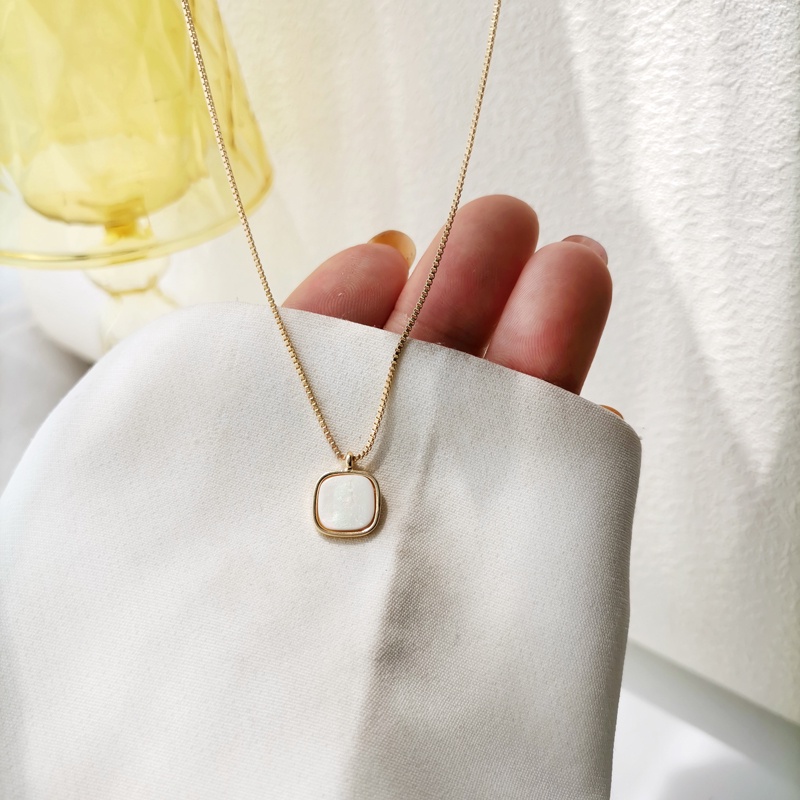 Kalung Rantai Dengan Liontin Bentuk Kotak Gaya Retro