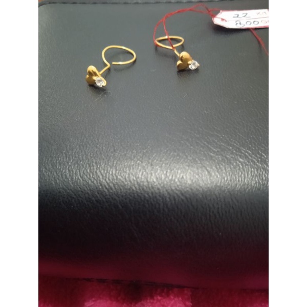 anting emas 22 karat bentuk love