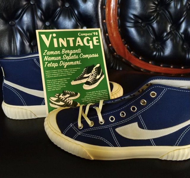 Vektor Tegak Gambar Sepatu  Compass Vintage 98