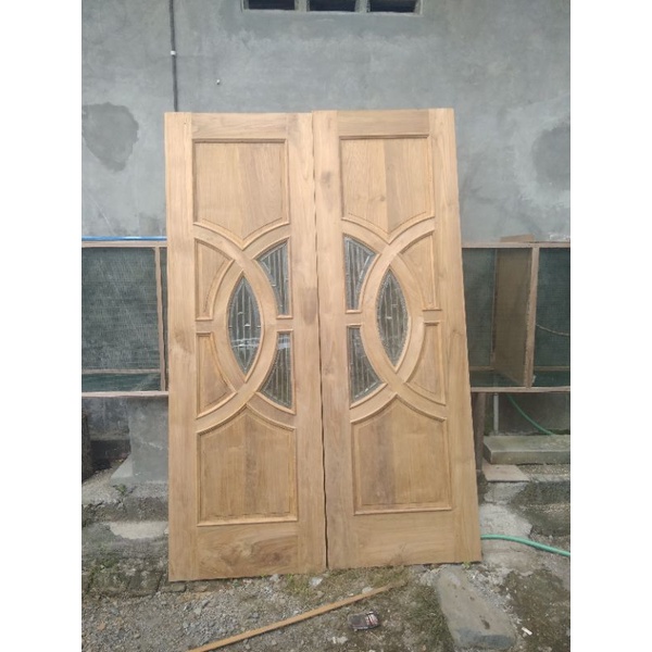 daun pintu utama kupu tarung