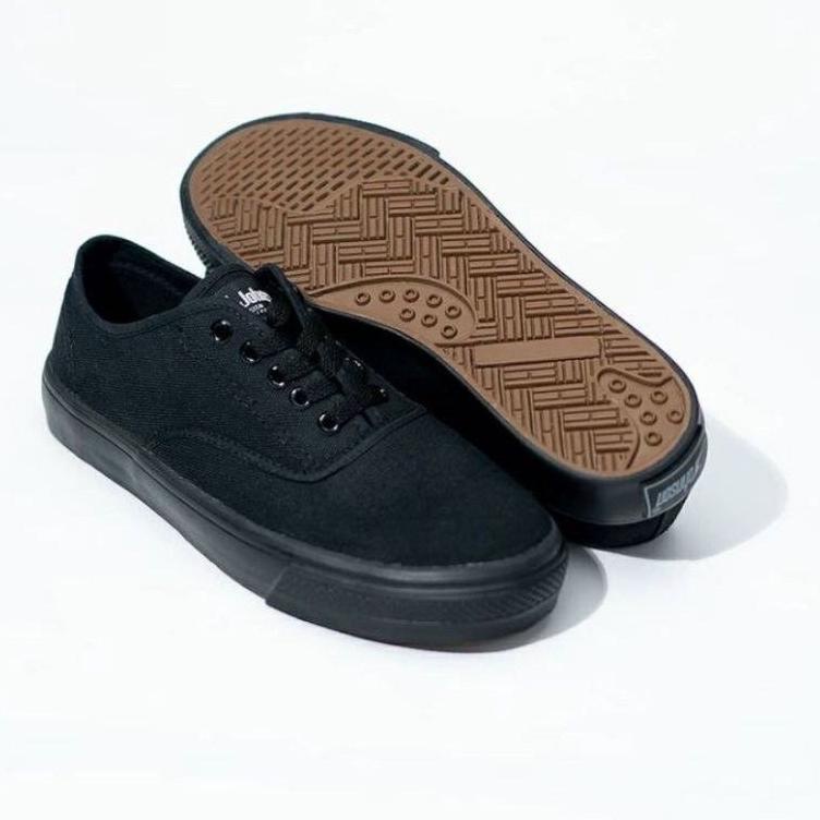 RECOMENDED JOHNSON ASTRO LOW CUT FULL BLACK ORIGINAL100% - Jhonson - jonson / Sepatu Sekolah