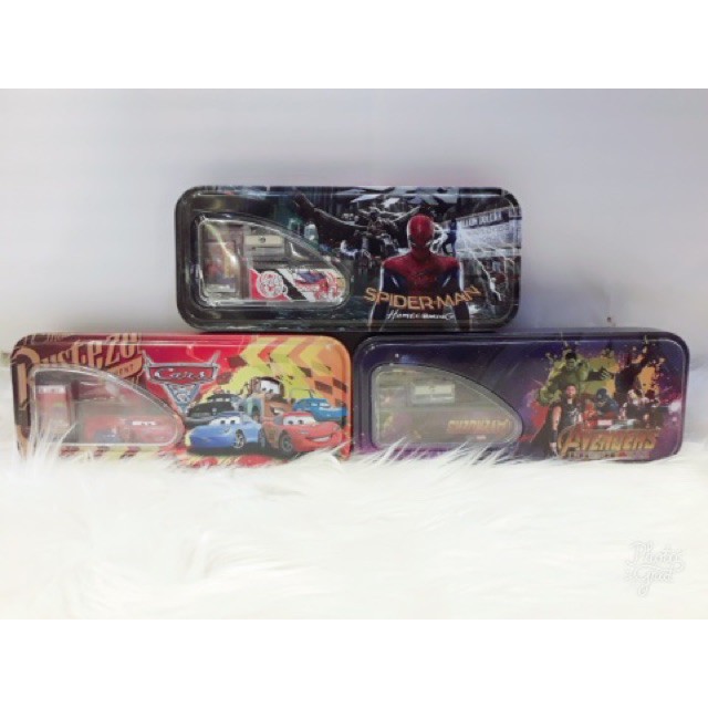 

Barnik Pencil Case Kaleng + Isi F 1006 / Tempat Pensil Karakter Pony Hello Kitty Cars Spiderman
