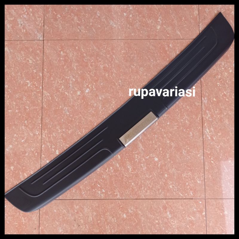 sill plate silplate PINTU BAGASI BELAKANG toyota fortuner 2005 sampai 2015 plastik tempel 2006 2007 2008 2009 2010 2011 2012 2013 2014