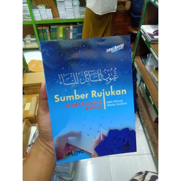 Buku  Wanita Sholihah Sumber Rujukan Permasalahan Wanita Uyunul Masail Linnisa Lirboyo