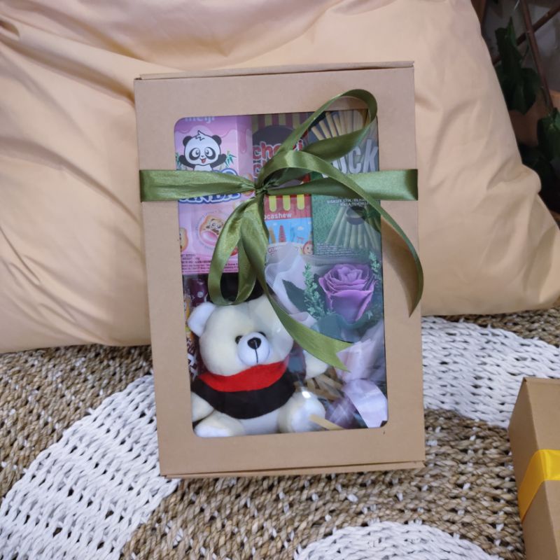 Gift Box  Wisuda Snack Boneka dan Buket Bunga