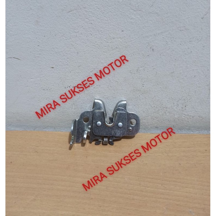 LAWAN KUNCI JOK ENGSEL SUZUKI ADDRESS