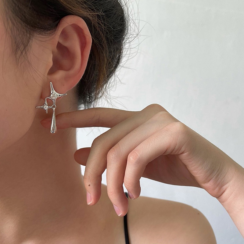 Anting Tusuk Gantung Desain Bintang Hias Berlian Gaya Elegan / Korea / Populer Untuk Wanita