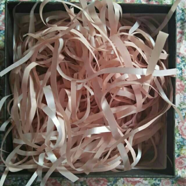 

Promo Beli 5 Gratis 1 Shredded paper/potongan kertas untuk alas kado