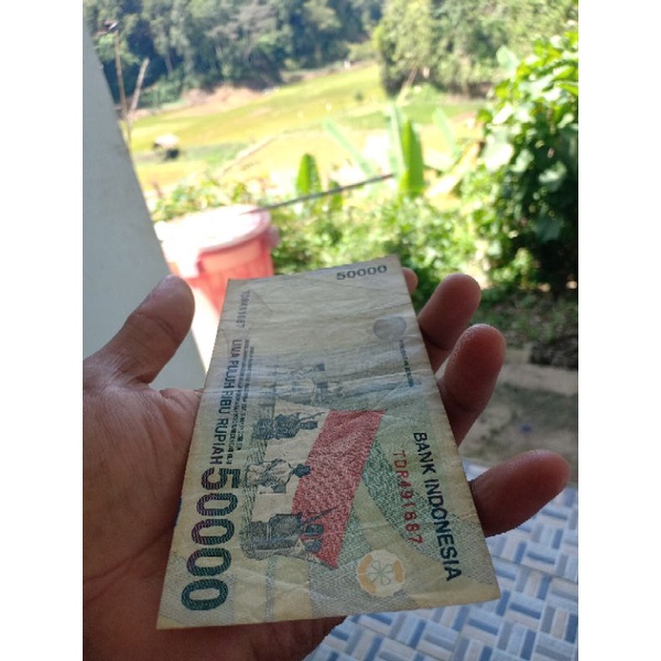 Uang kuno 50.000 ribu rupiah kondisi VF utuh original.