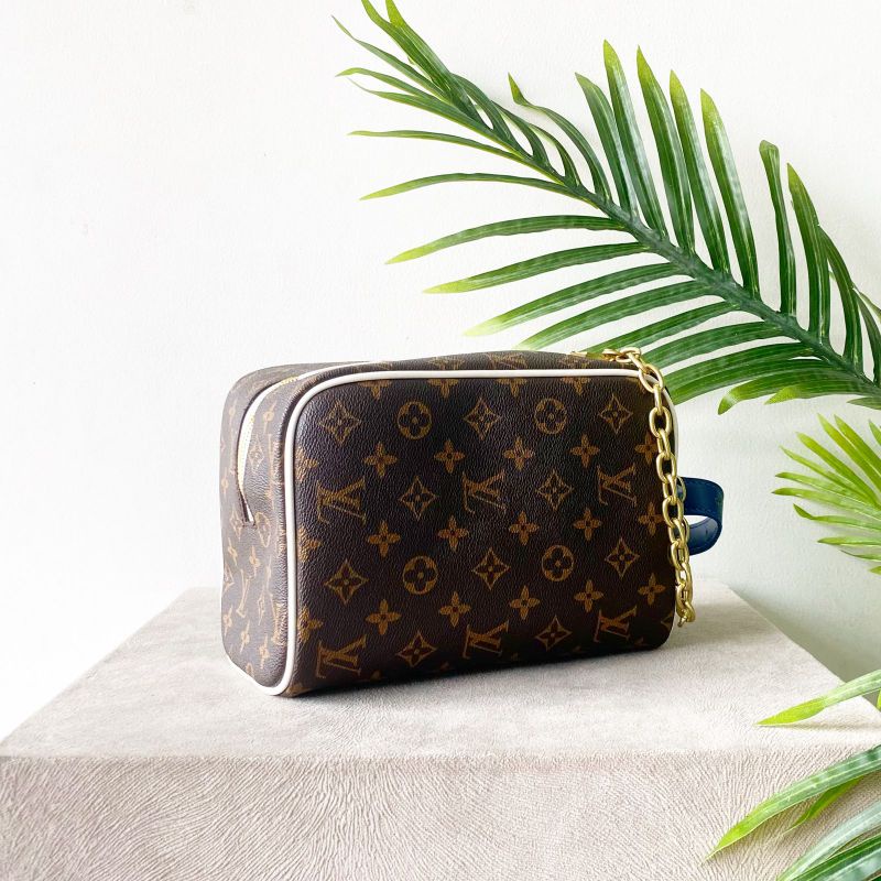 LV X NBA MONOGRAM CLOAKROOM DOPP KIT
