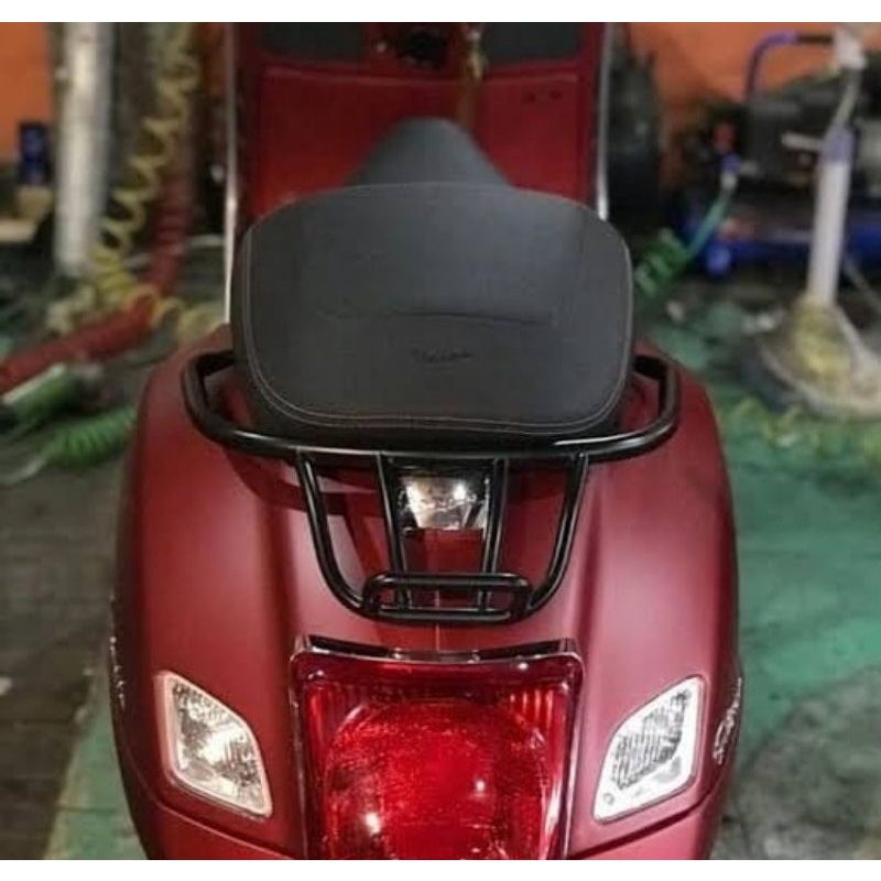 rear rack hitam Vespa GTS 150 dan GTS 300
