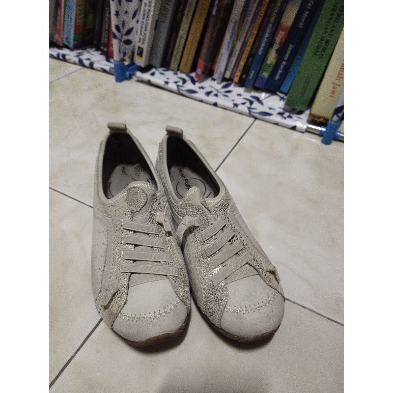 Preloved Flat Shoes Hush Puppies