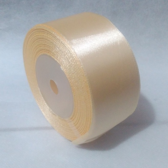 

Pita Satin Cream Ukuran 1.5inch/ 4cm Per Roll