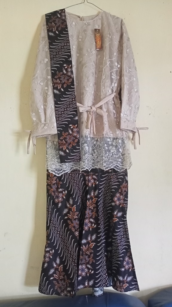 Maura Couple - Sania Ruffle Batik Couple Ori Ndoro Jowi Dnt Garansi Termurah Shopee - Kebaya Duyung