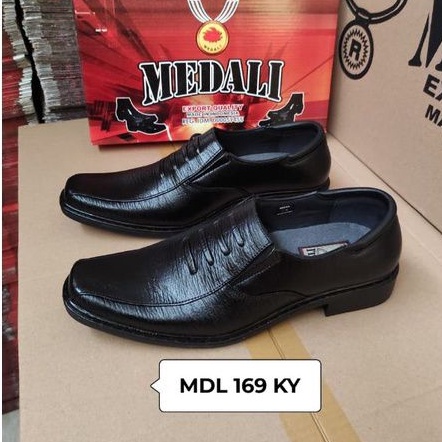 Sepatu kulit pria pantofel sepatu kerja formal tampil lebih keren