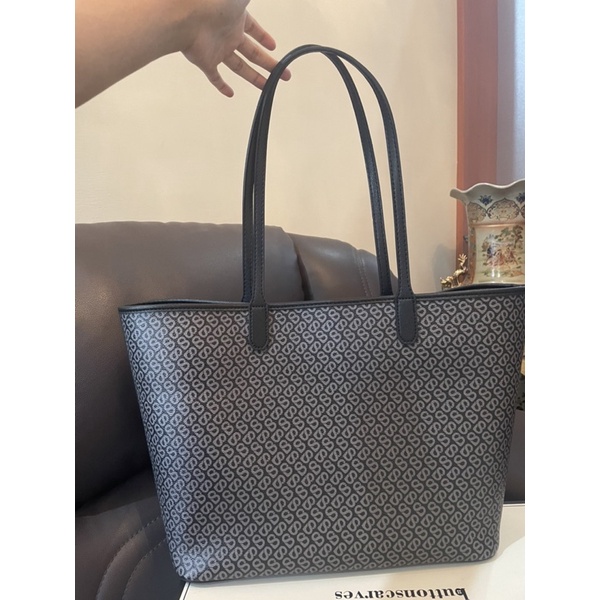 Preloved izzy tote bag buttonscarves black