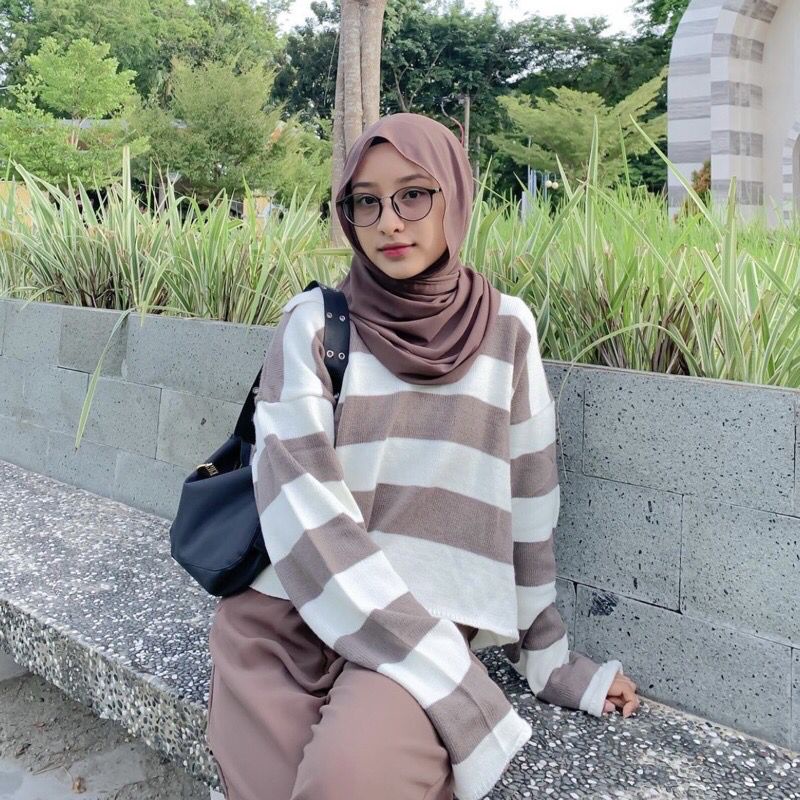 CROP RAJUT ALDA STRIP READY GARIS OVERSIZE | BLOUSE RAJUT MOTIF GARIS (RESTOCK SOON) CROP RAJUT ALDA STRIP READY GARIS OVERSIZE | BLOUSE RAJUT MOTIF GARIS (RESTOCK SOON)