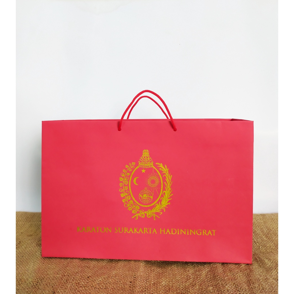 

PAPERBAG HAMPERS (SIZE P 26cm X L 8,5cm X T 27cm) / PAPERBAG / TAS KERTAS / PAPERBAG KUE / TAS HAMPERS / PACKAGING / PAPERBAG FASHION / TAS BAJU /