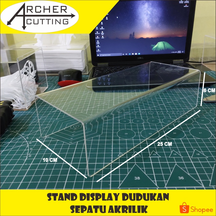 STAND DUDUKAN DISPLAY SEPATU MODEL U AKRILIK