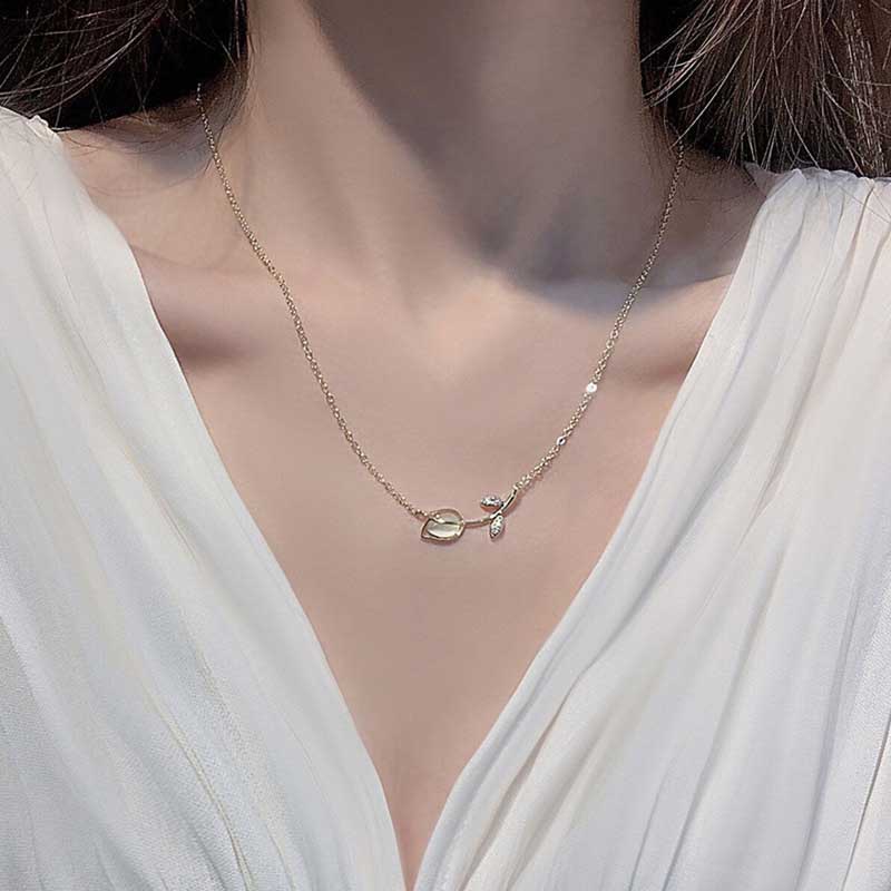 Kalung Rantai Liontin Bunga Tulip Aksen Kristal Berlian Bahan S925 Silver Titanium Steel Untuk Wanita