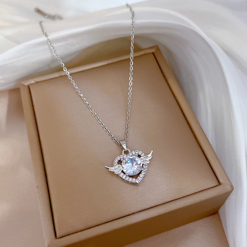 Kalung Emas Titanium Bentuk Hati Sayap Aksen Berlian Tahan Air Hypoallergenic Untuk Wanita