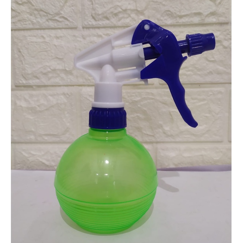 Semprotan kecil untuk menyiram bunga dan memandikan burung