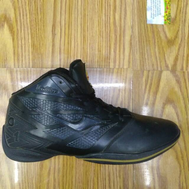 Sepatu sekolah hitam loggo