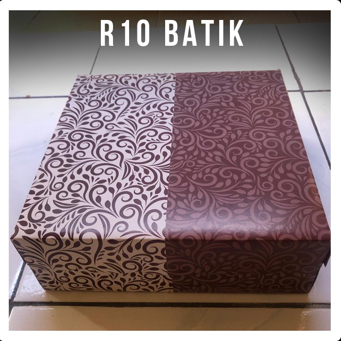 

Dus Kue 21,5 x 21,5 x 7,7 | R10B Cetak Batik 310gr AK