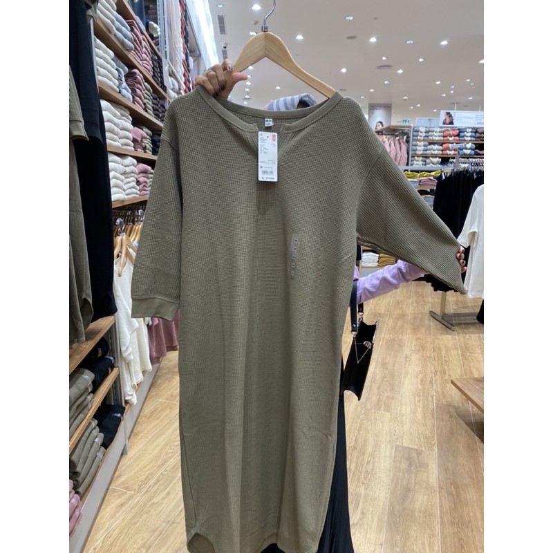 Uniqlo - Gaun Waffle Key Neck Lengan 3/4