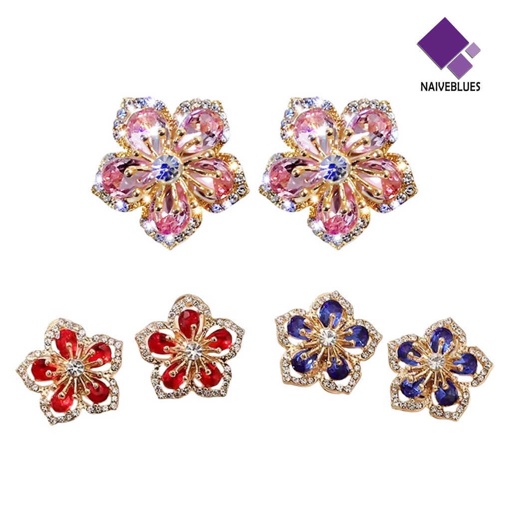 1 Pasang Anting Stud Desain Bunga Aksen Glitter Bahan Alloy Tahan Lama Untuk Wanita