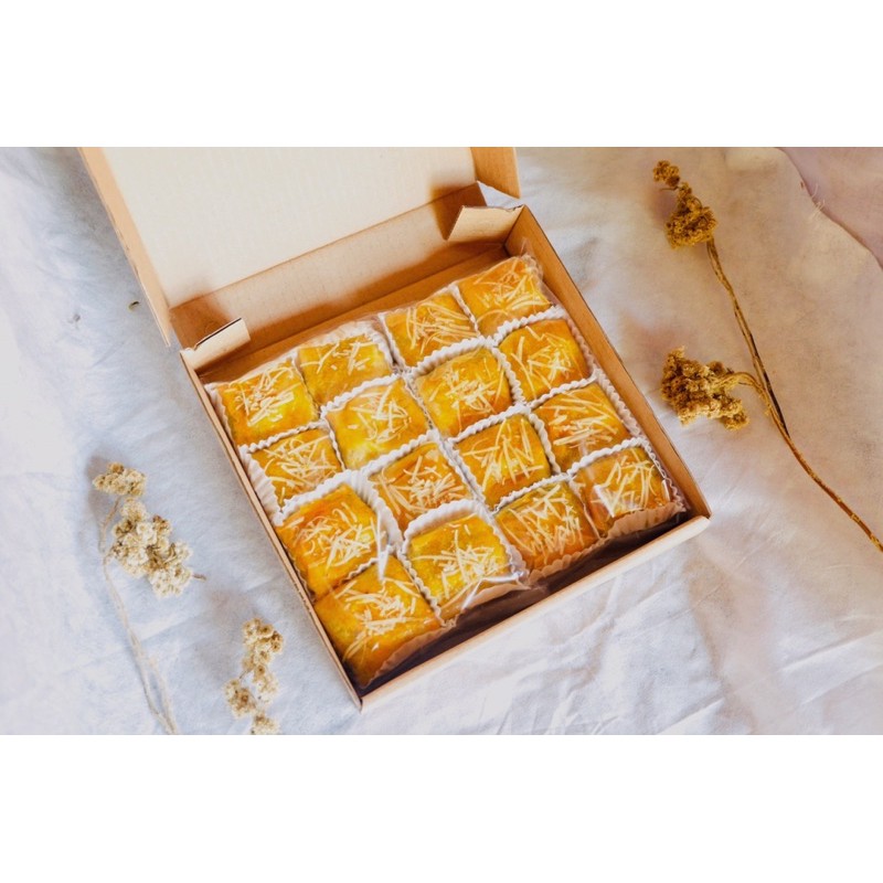 

Pisang Bolen / Bolen Coklat (box besar-isi 16 pcs)- Hampers Food/Gift Box