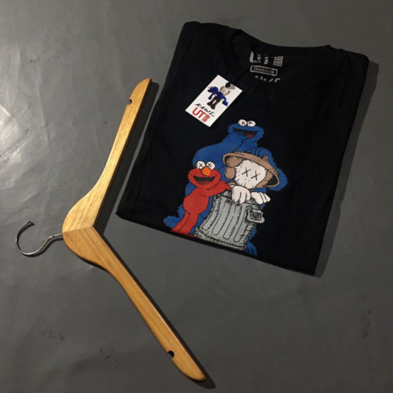 Kaos Tshirt Uniqlo Kaws Full Teg murah-Hitam