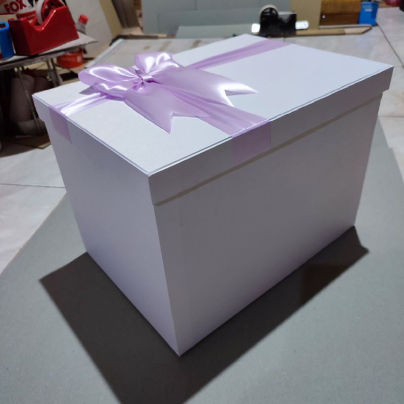 BOX KADO JUMBO PUTIH PITA LILAC / KOTAK HADIAH SPECIAL