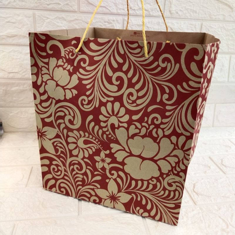 

PAPER BAG MOTIF BATIK UK.24,5x23,5x27cm.1 PAK ISI 12pcs