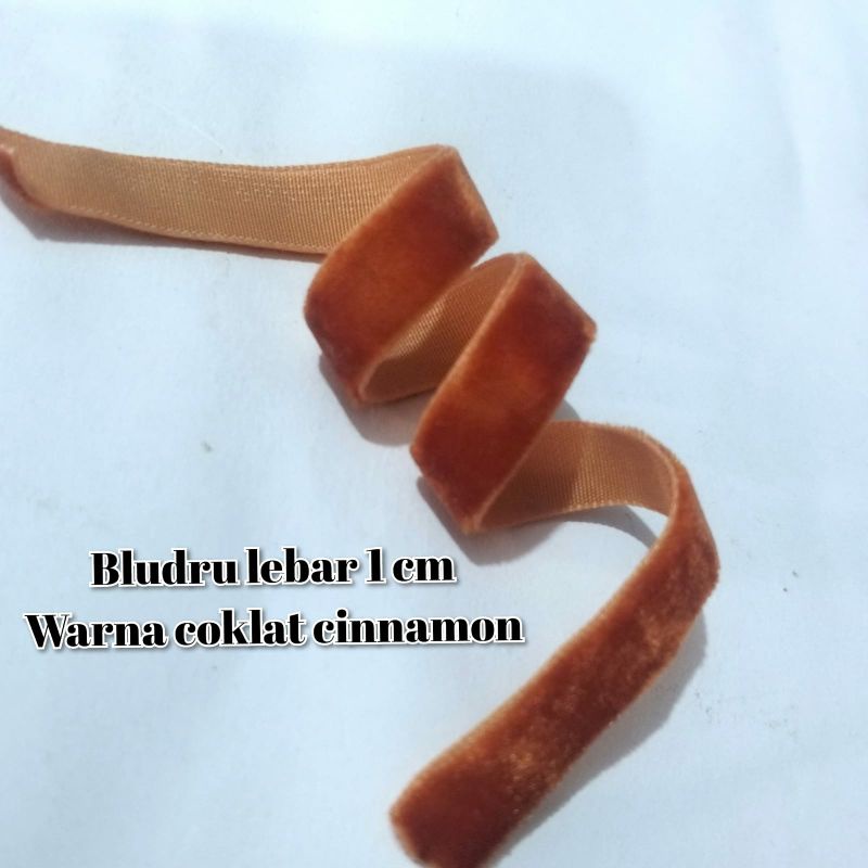 

per meter,pita bludru warna cinnamon lebar 1 cm