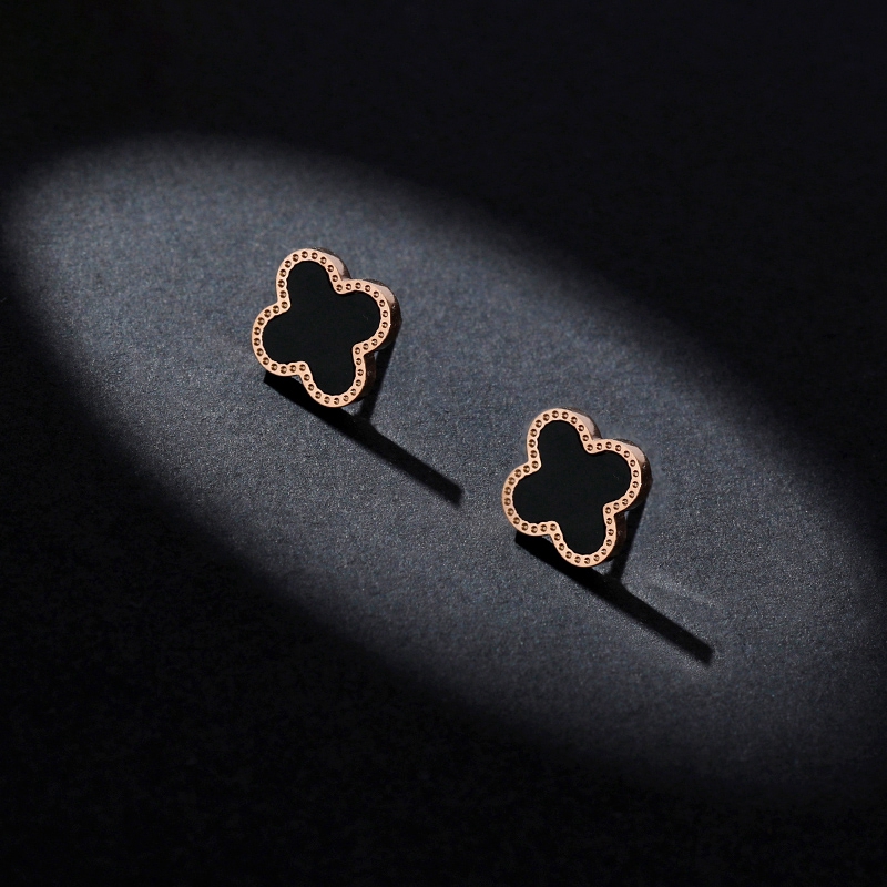 Anting Tusuk Motif Daun Clover Bahan Titanium Steel Warna Hitam Untuk Wanita