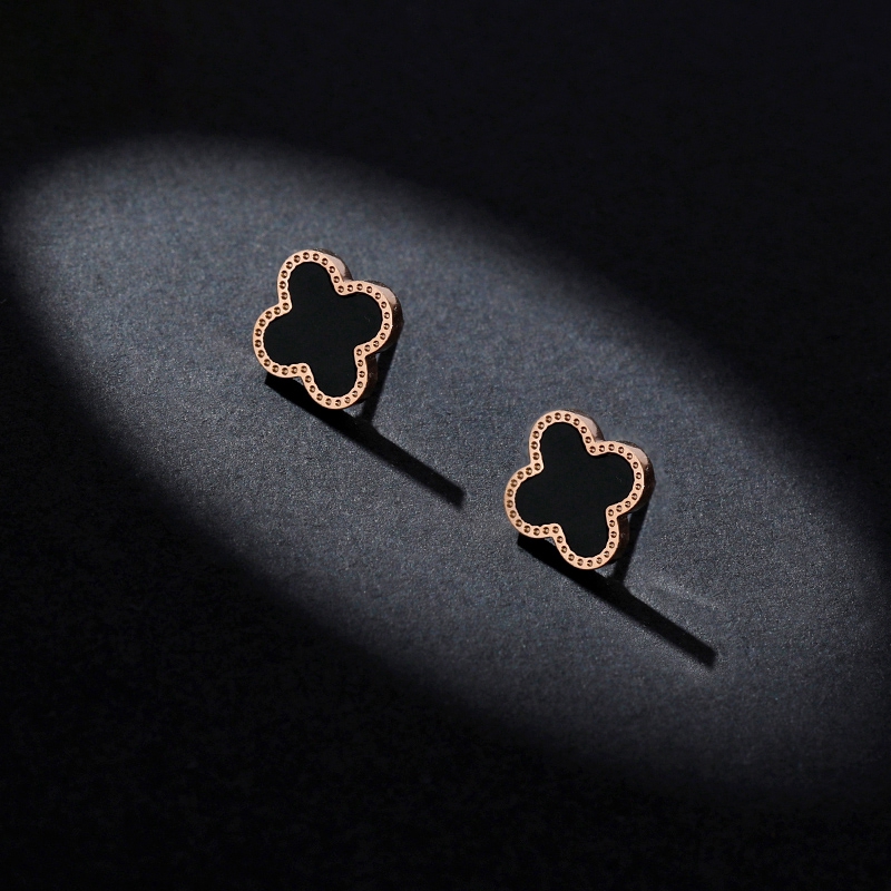 Anting Stud Desain Clover Bahan Titanium Steel Warna Rose Gold Gaya Korea Untuk Wanita