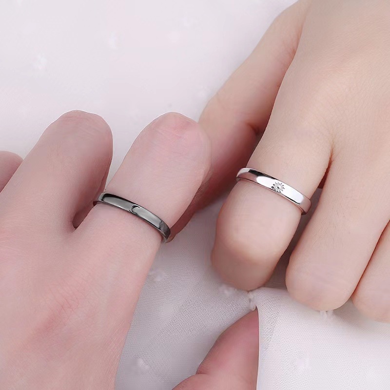 2pcs / Set Cincin Desain Bulan Bintang Matahari Warna Hitam Putih Untuk Pasangan