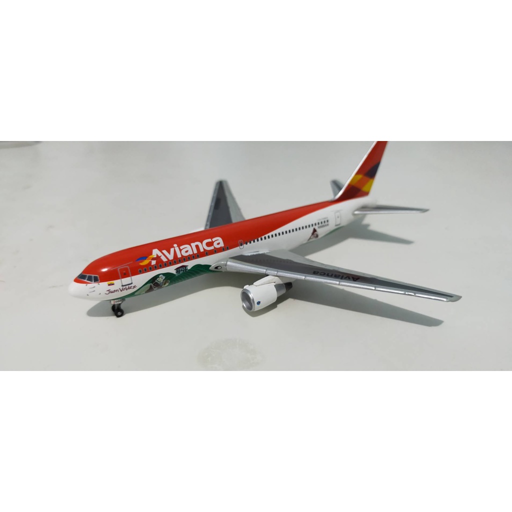 mainan diecast pesawat Dragon Wings Boeing B767-200 Avianca 1:400
