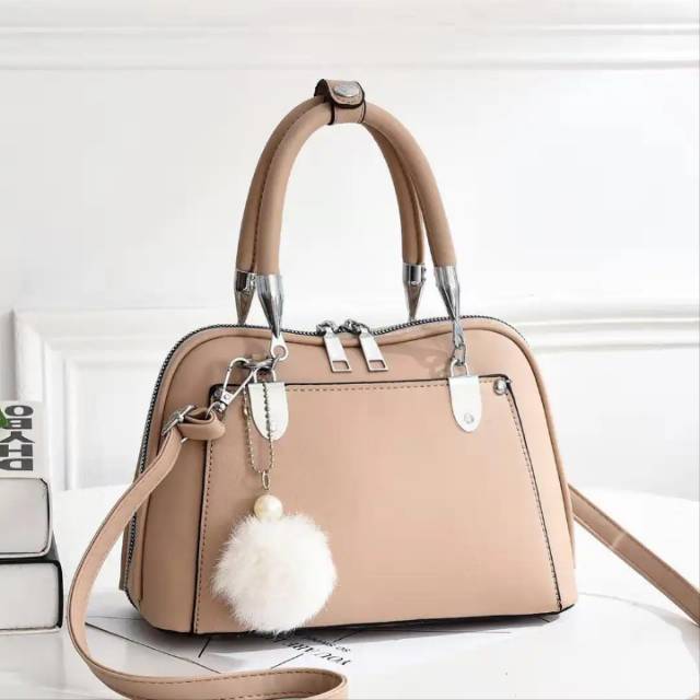 

Kode : ELJ 520 IDR : 172 rb Bahan : Kulit Pu Ukuran :16,5 × 24,5 x 11 cm