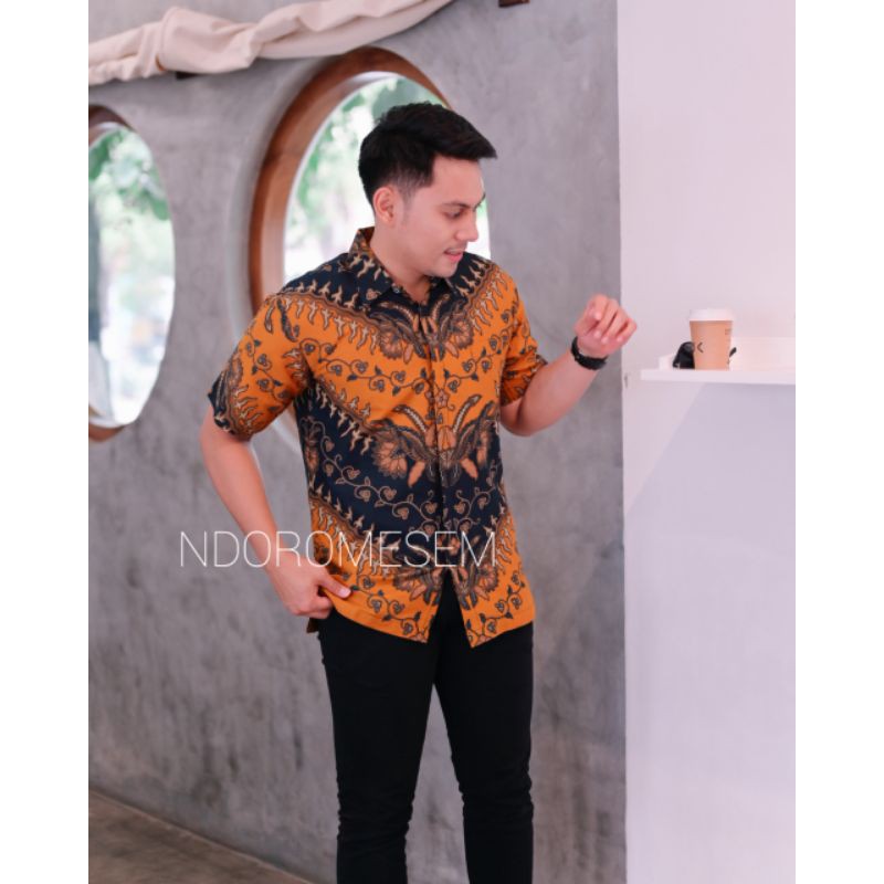 BATIK NDOROMESEM PRIA LENGAN PENDEK AJOTOSATRU KUNING NAVY KATUN HALUS