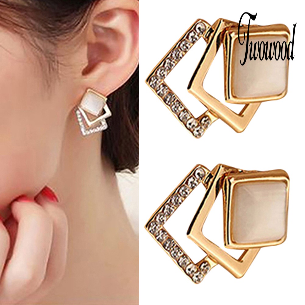 1 Pasang Anting Stud Bentuk Persegi Model Hollow Warna Emas Untuk Wanita