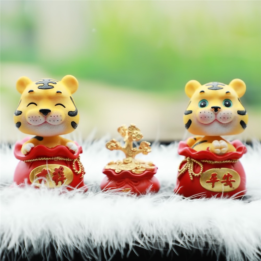 【COD Tangding】Ornamen Bentuk Cny Tiger Celebrating Fortune 5 Pola Bahan Resin Untuk Dekorasi Mobil