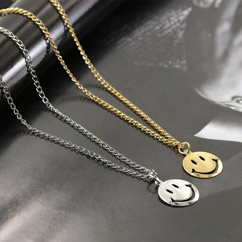 Kalung Rantai Dengan Liontin Bulat Hollow Motif Smile Gaya Untuk Wanita