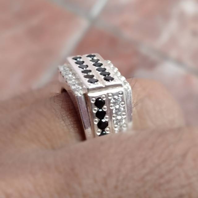 Cincin perak bertabur zircon hitam model eropa