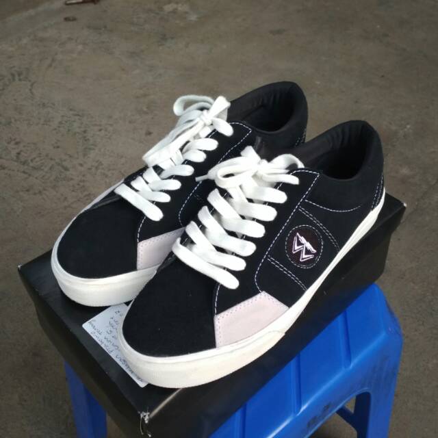 Sepatu Word Division x Badhabit