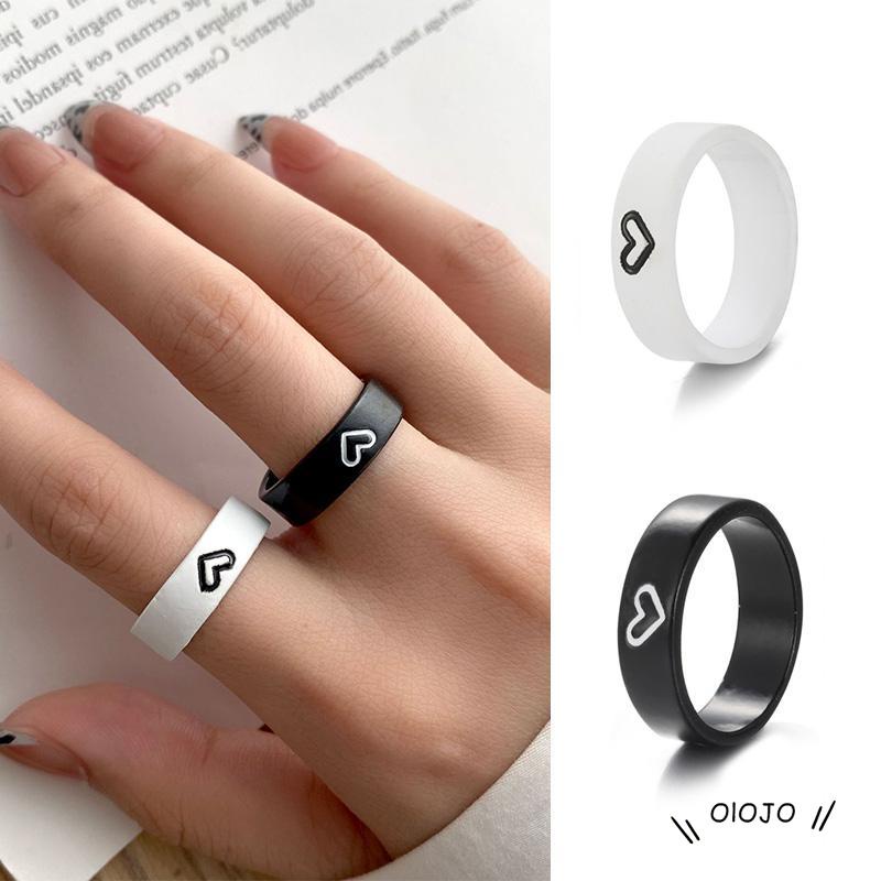 【COD】2pcs / Set Cincin Desain Hati Warna Hitam Dan Putih Gaya Korea Untuk Wanita