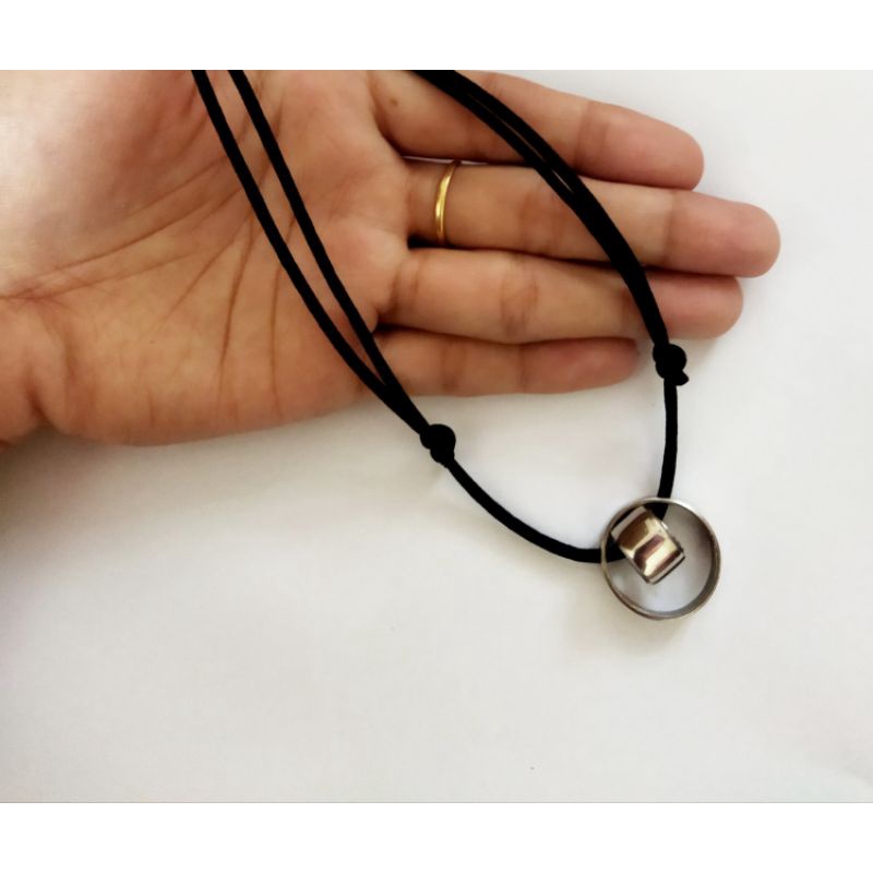 Kalung Tali Hitam Pria Liontin Cincin Baja