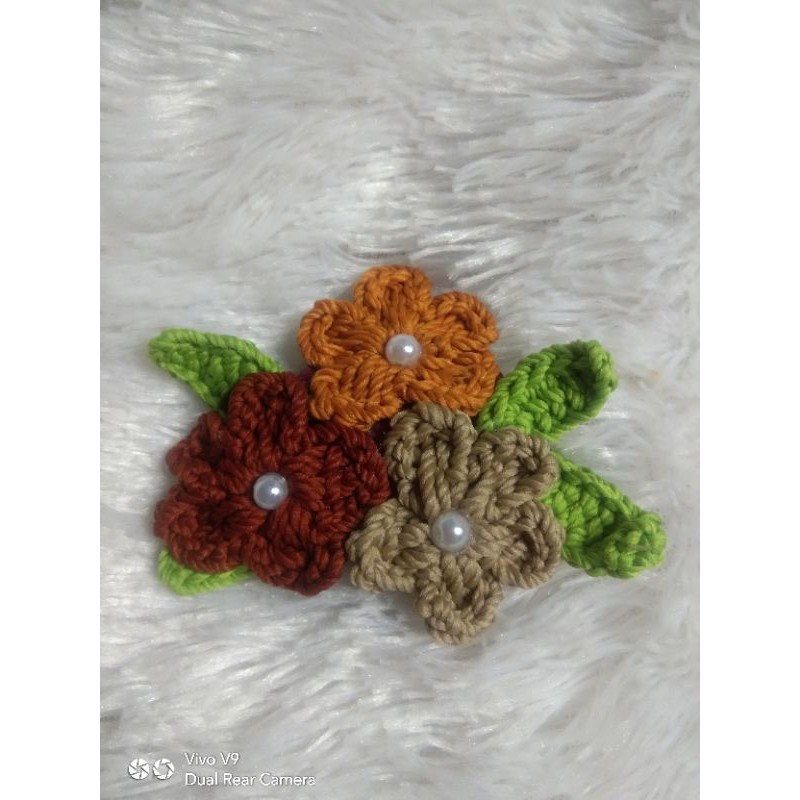 BROS RAJUT BUNGA CANTIK AXECORIS SOVENIR TERLARIS KEKINIAN TERBARU HANDMADE DAUN KECIL